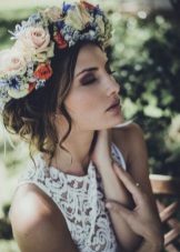 Coafura cu flori proaspete pentru o rochie de mireasa