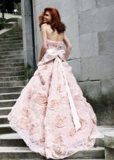فستان الزفاف الوردي مع الزهور في لهجة