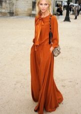 فستان طويل من الطين باللون الأشقر