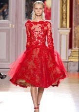 فستان من الدانتيل الأحمر المورق على الركبتين