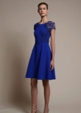 Suknelė su nėrinių rankovėmis mėlyna