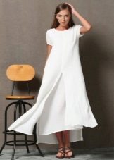 فستان طويل من الكتان الأبيض