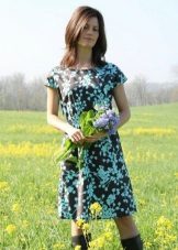 Közepes hosszúságú virágkapocs ruha