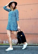 Viscose dress in combination with sneakers and a hat