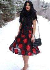 Черна рокля с червени рози