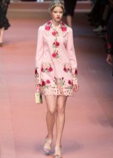 Pakaian merah jambu dengan mawar Dolce Gabbana