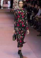 Черна рокля на Dolce Gabbana с рози