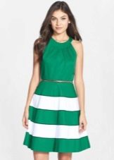 Grøn kjole med en halv nederdel og et amerikansk armhul