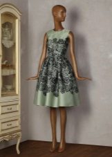 Dikili dantel ile yeşil saten elbise Tatyana