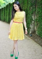 Κίτρινο Polka Dot φόρεμα με κόκκινο λουράκι