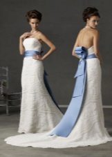 Svadobné šaty s modrým pásom