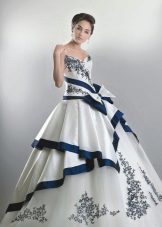 Mėlyna apipjaustyta vestuvių suknelė