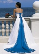 Vestuvinė suknelė su mėlynais akcentais