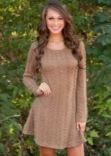 Kort brun stickad klänning med lång ärm