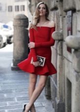 Langärmliges schulterfreies rotes Kleid