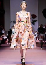 Vidēja garuma kleita ar bērnu zīmējumiem, ko veidojusi Dolce & Gabbana