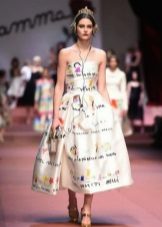 Рокля със средна дължина с рисунки, напомнящи детски Dolce & Gabbana