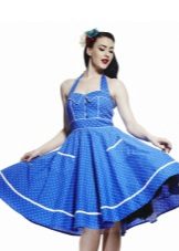 שמלה כחולה עם נקודות פולקה לבנות בסגנון רטרו.
