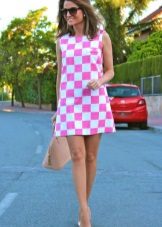 فستان قصير باللونين الوردي والأبيض - طباعة الشطرنج