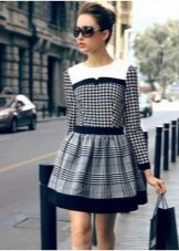 Vestido curto em xadrez preto e branco grande e pequeno