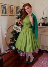 Šaty ve stylu 50. let v kombinaci s vestou