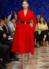 Raudona suknelė su ilgu lanku ir pilnu sijonu naujo lanko stiliaus