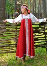 Kosoklinnaya-model van een Russische zomerjurk