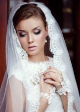 Coafura de nuntă în combinație cu un voal la o rochie