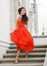 Лятна червена рокля със слънчева пола