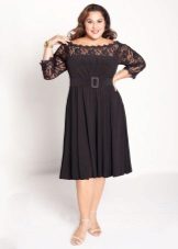 Черна рокля със слънчева пола за наднормено тегло