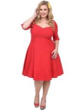 Червена рокля със слънчева пола за наднормено тегло