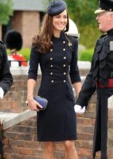 שמלה צבאית שחורה עם שורת כפתורים כפולה על החזה