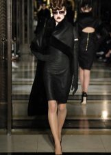 Ropa de abrigo para un vestido de cuero negro