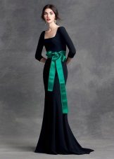 Groene riem aan een zwarte jurk