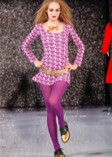 Collants violets à une robe violette