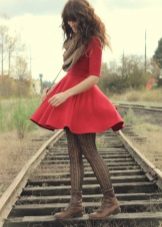 Collant marroni sotto un vestito rosso