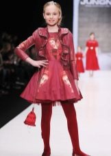 Un vestido esponjoso de una línea con una chaqueta roja