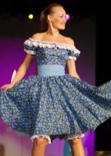 kjole i calico med en flyvende silhuet
