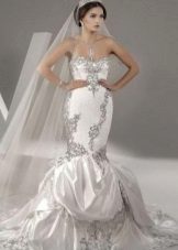 فستان زفاف مطرز باللون الفضي