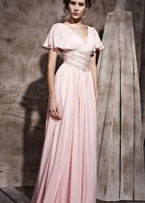 flydende lyserød satin kjole