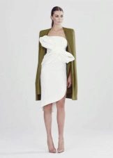 Abrigo verde a un vestido blanco