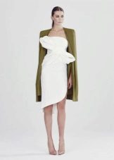 Manteau vert à une robe blanche