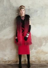 Vesta de blană pentru o rochie roșie cu teacă