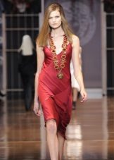 Ρουμπίνι κοσμήματα για ένα κόκκινο φόρεμα μανδύα