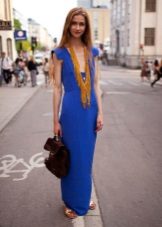 Collier pour une robe fourreau bleue