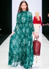 Red bag to a green dress