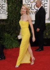 Aften kig i en gul kjole