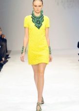 Vihreät korut keltaiseen mekkoon