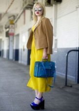 Béžová bunda pre žlté šaty