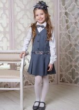 Διακόσμηση για ένα σχολικό φόρεμα για κορίτσια